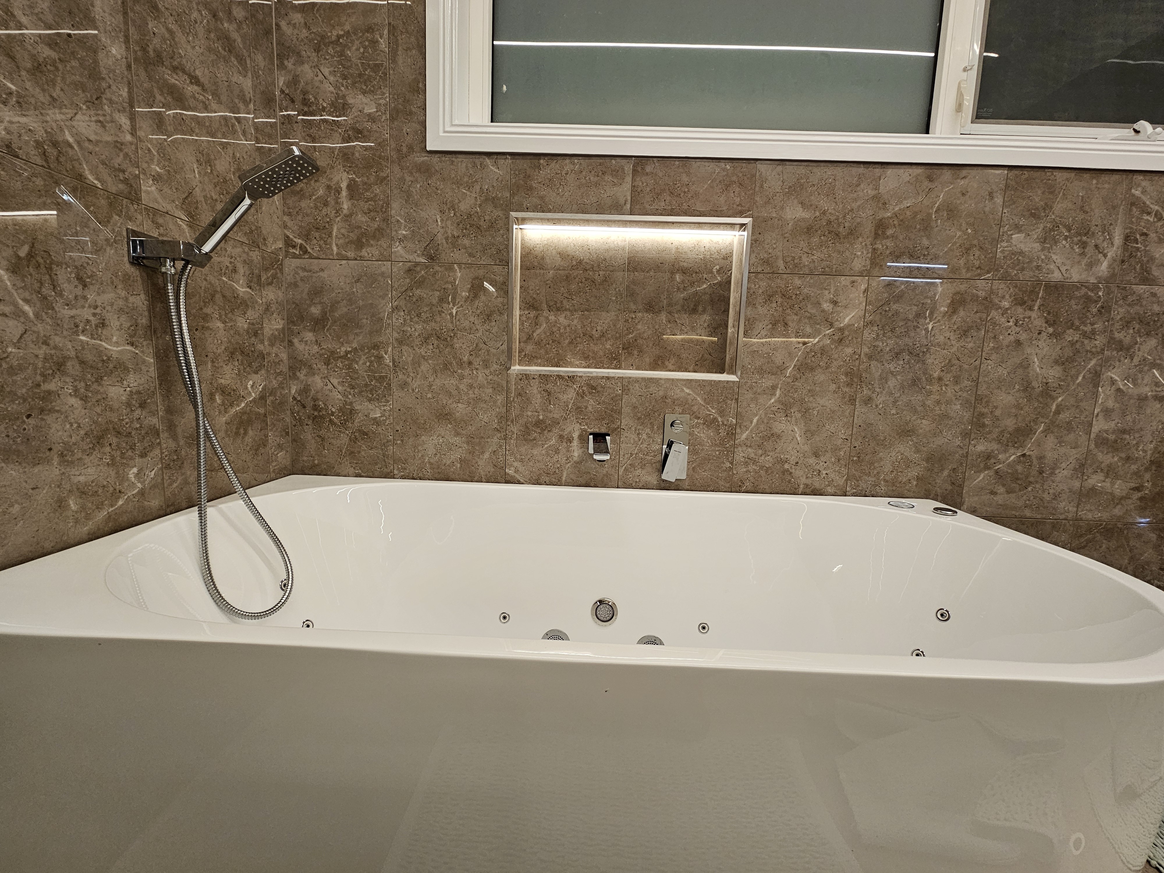 Bathtub feature niche lighting