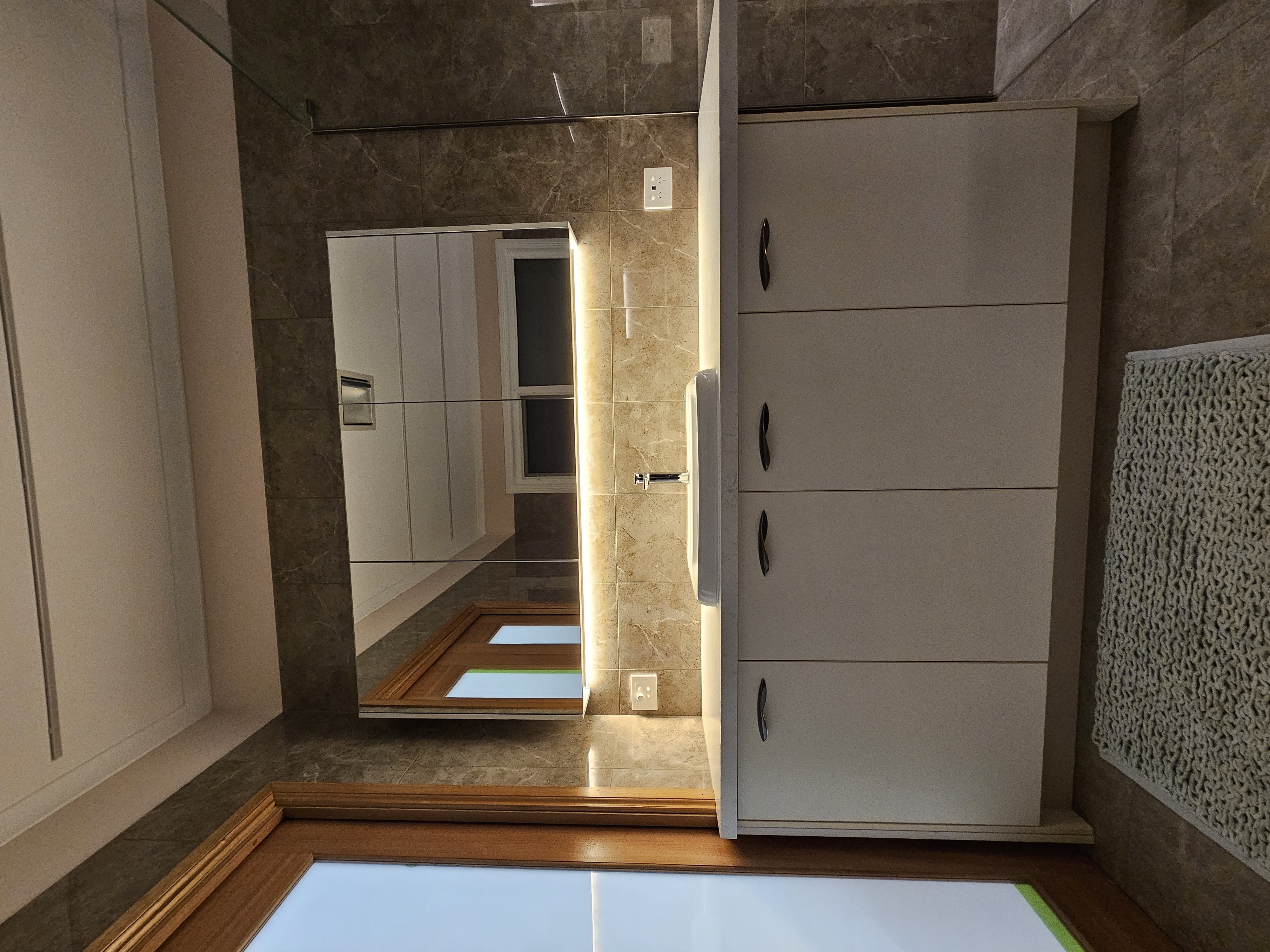 Full vanity illumination