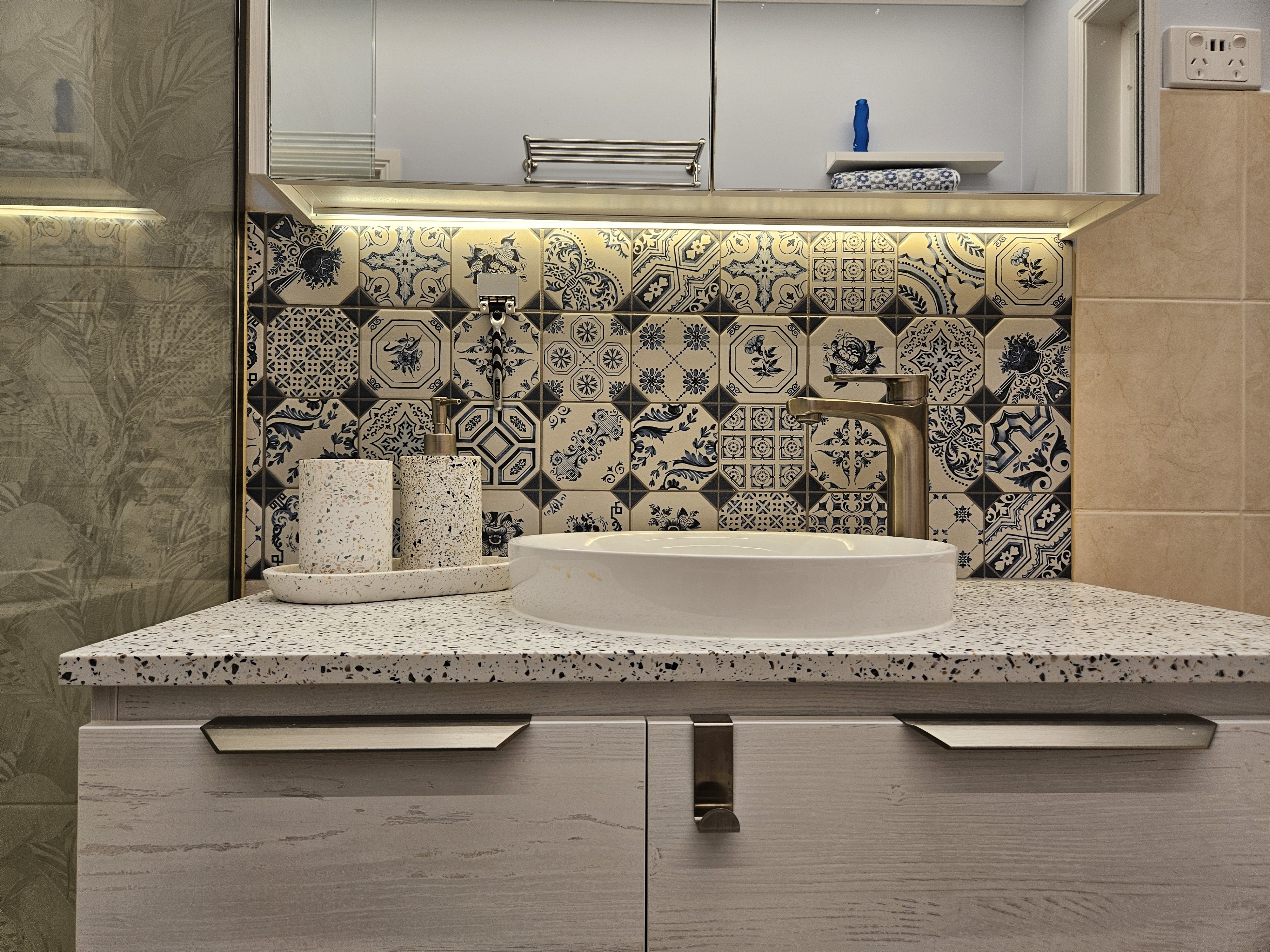 Feature tile highlight